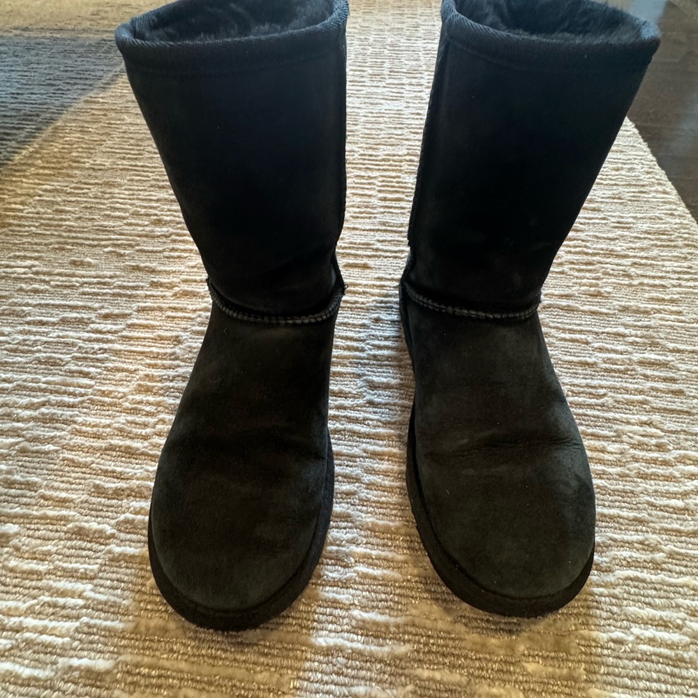 UGG Women’s Classic Short Black Boots size 7